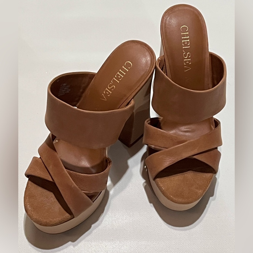 NWOT Size 9.5 Chelsea & Violet Platform Sandals